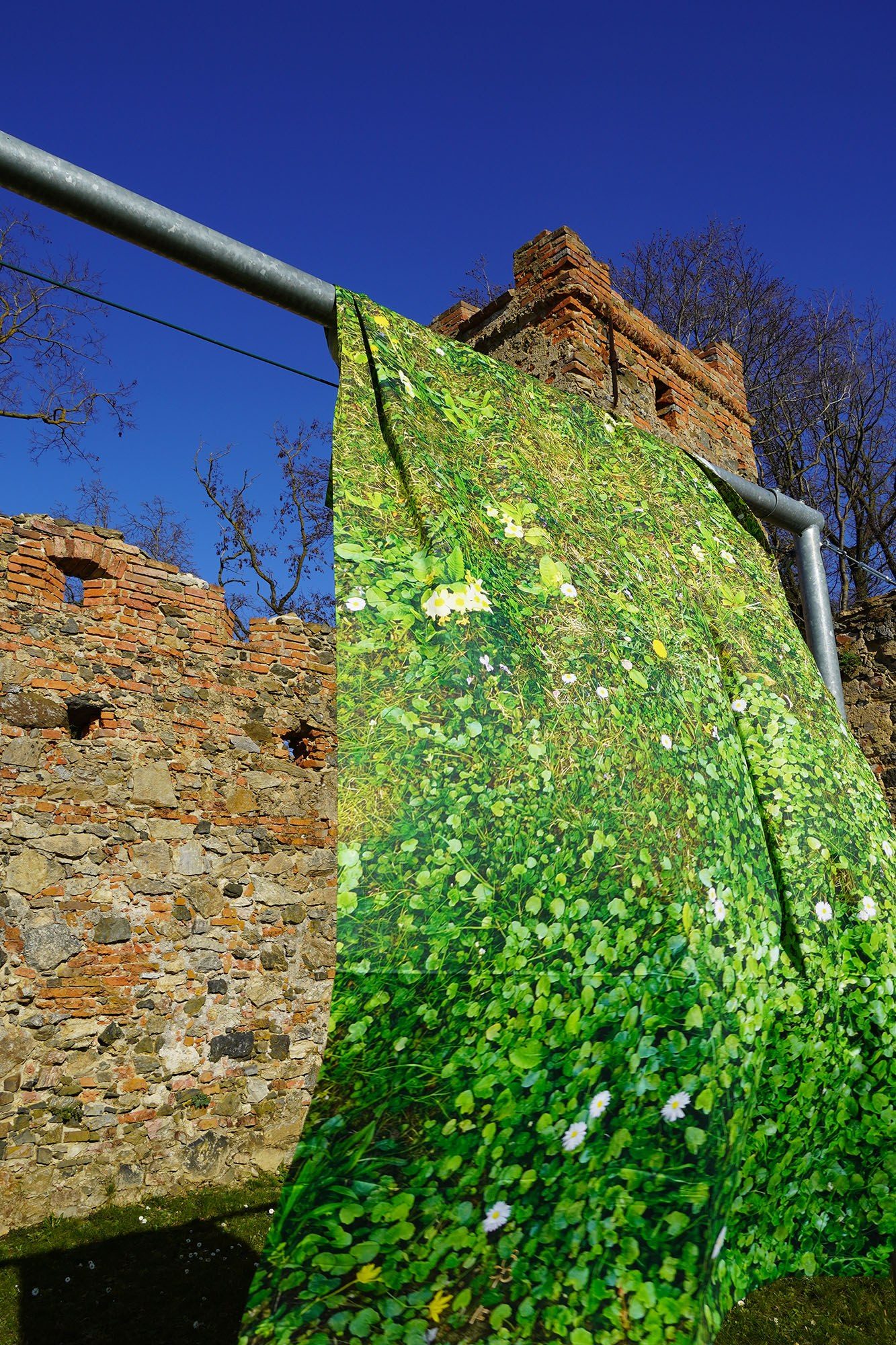 Le Déjeuner sur l'herbe Flower meadow tablecloth print nappe tischdecke wiesen motiv design florent souly frühling frisch natur pur baumwolle cotton le bonheur est dans le pré