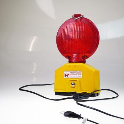 bedside lamp child Brutalist lamp design Baustellen lampe zum anstecken umgebaut construction site lamp for home with plug socket lampe de chantier pour prise pour chez soi brut florent souly
