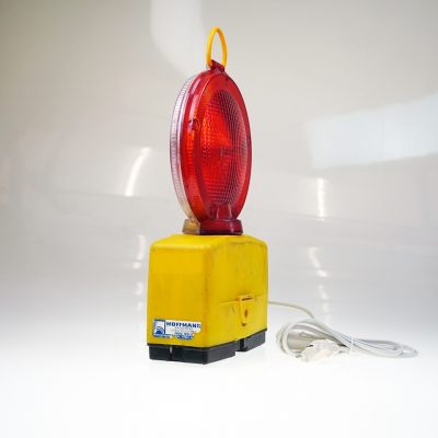 Brutalist lamp design Baustellen lampe zum anstecken umgebaut construction site lamp for home with plug socket lampe de chantier pour prise pour chez soi brut florent souly